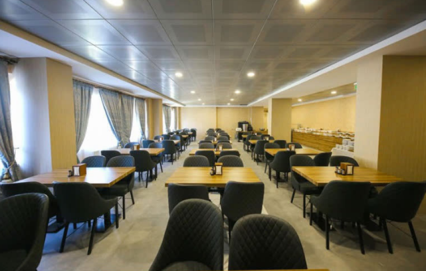 هتل تاحت پالاس وان/taht palac hotel van
